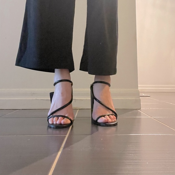 NWT black heeled sandals - Picture 5 of 7